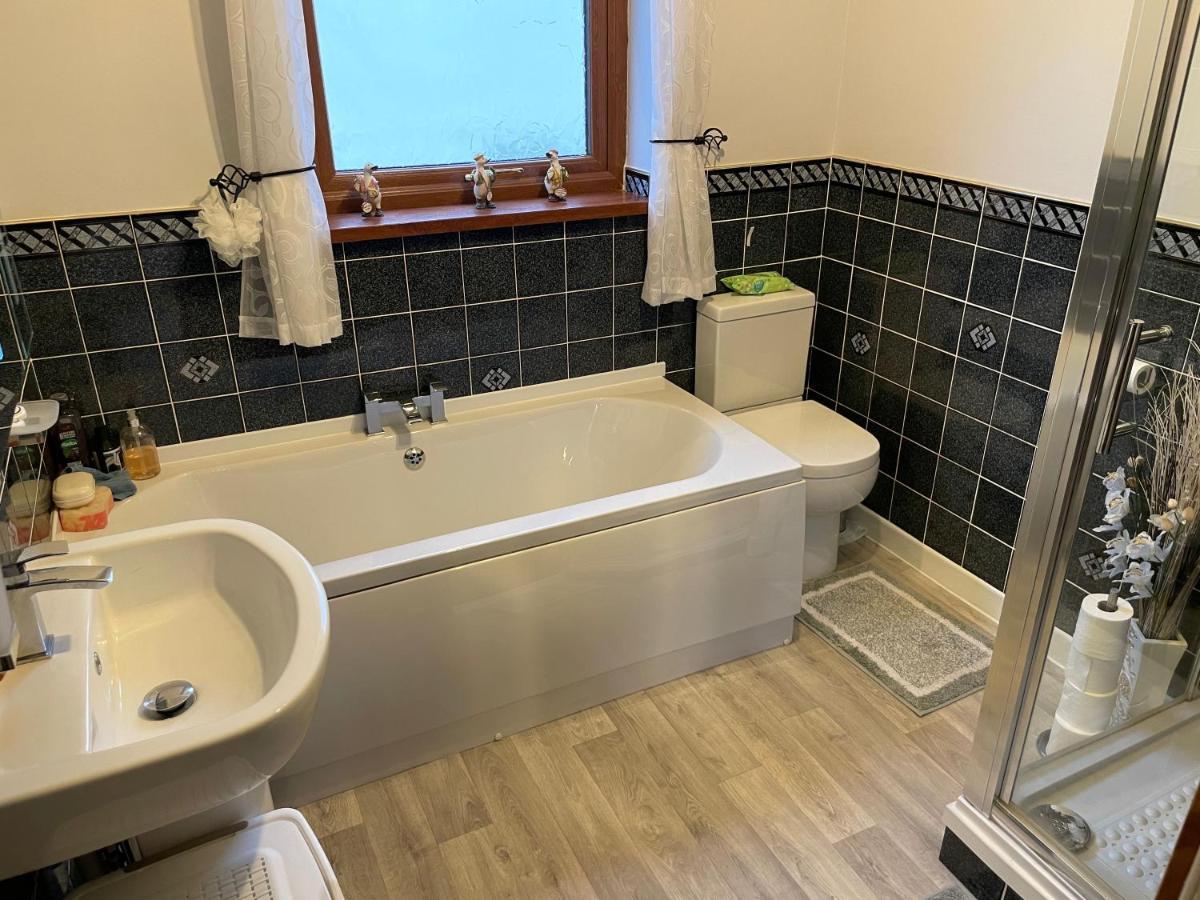 Dyffryn Taf - Spacious 3 Bedroom Bungalow Close To Amenities St Clears Exterior foto